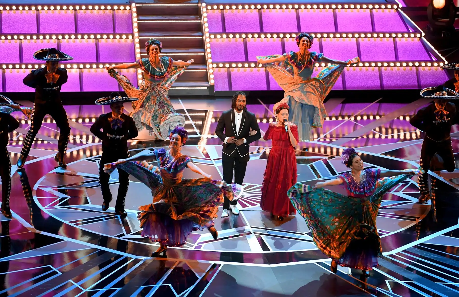 Los cantantes Miguel  y Natalia Lafourcade se presentan en el escenario durante los 90.° Premios Anuales de la Academia. Foto: AFP