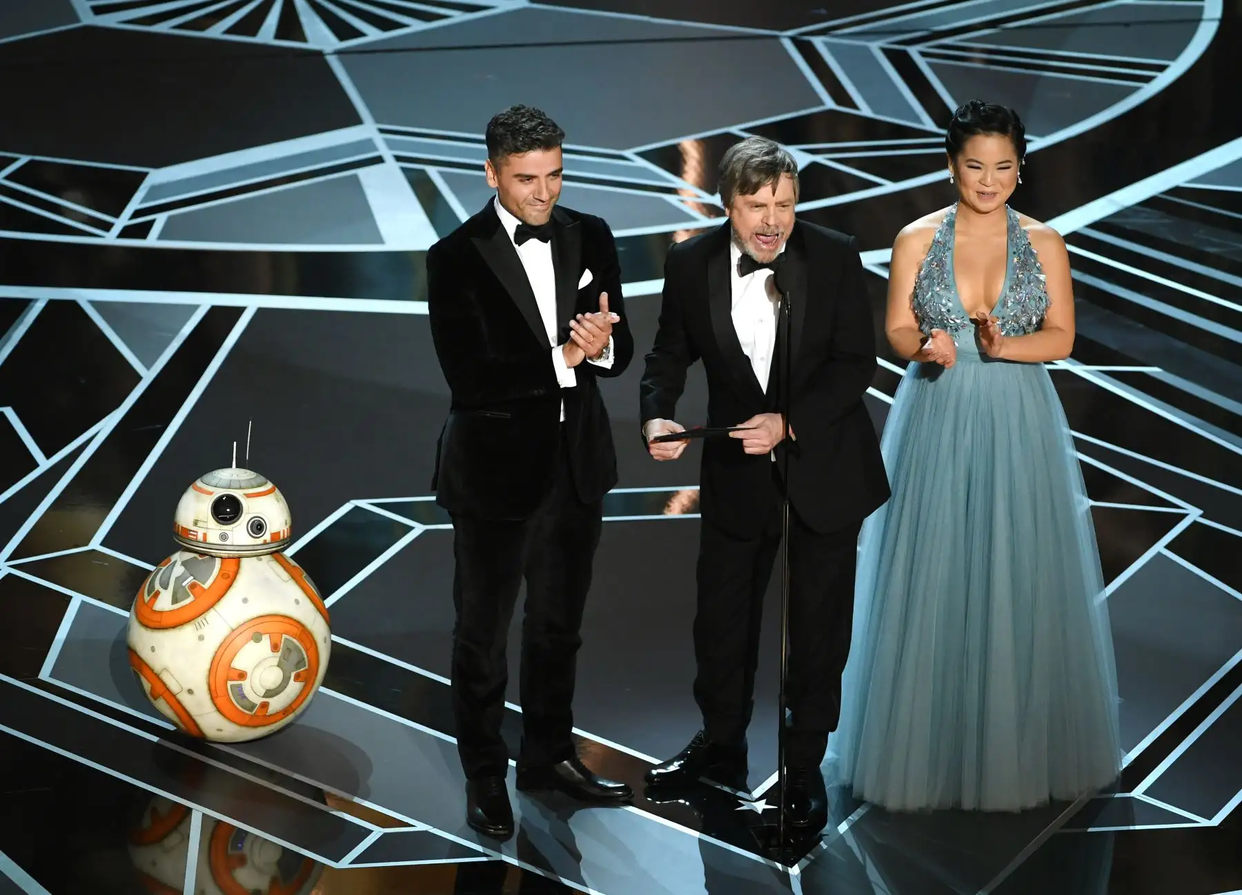 Oscar Isaac, Mark Hamill y Kelly Marie Tran hablan en el escenario durante los 90.° Premios Anuales de la Academia. Foto: AFP