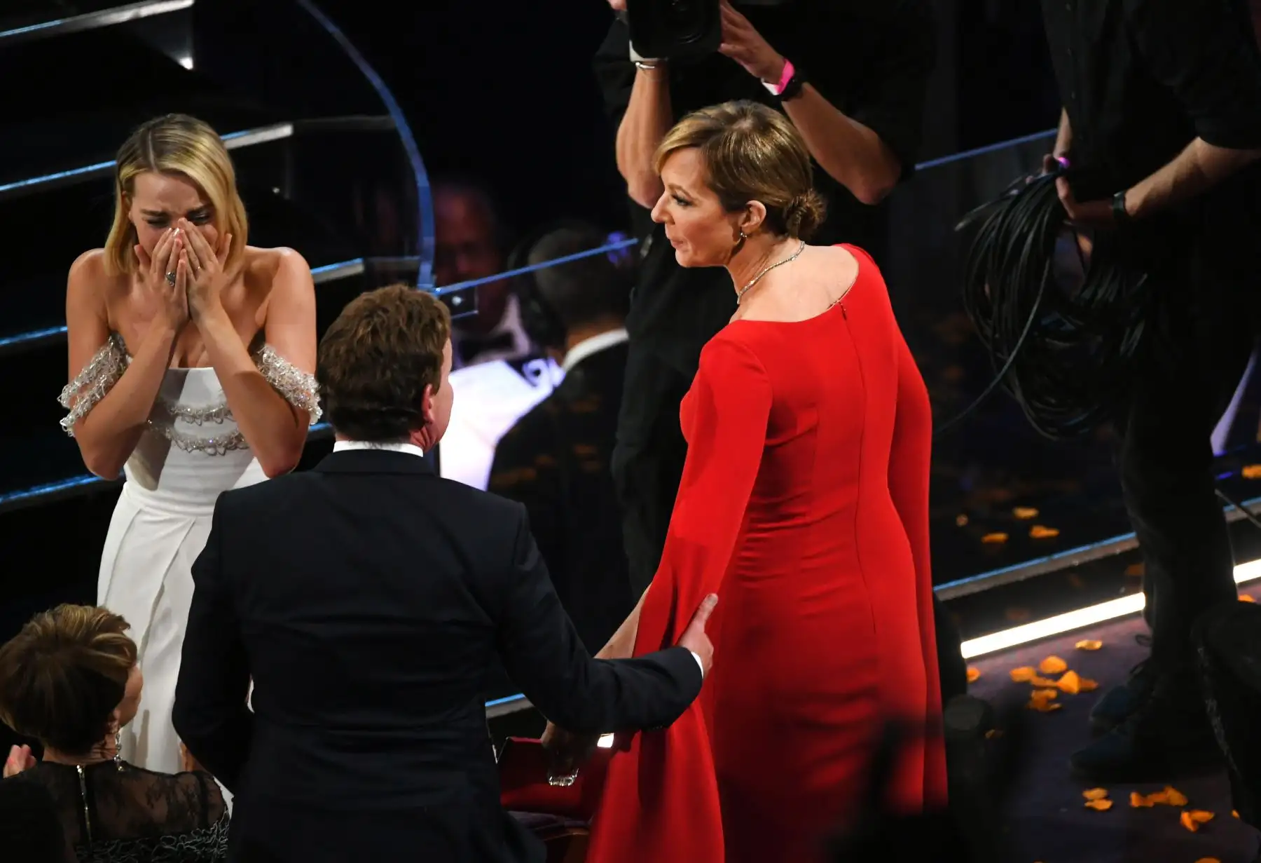 Allison Janney gana premio a la mejor actriz de reparto por "I, Tonya". Su coprotagonista Margot Robbie la felicita. Foto: AFP
