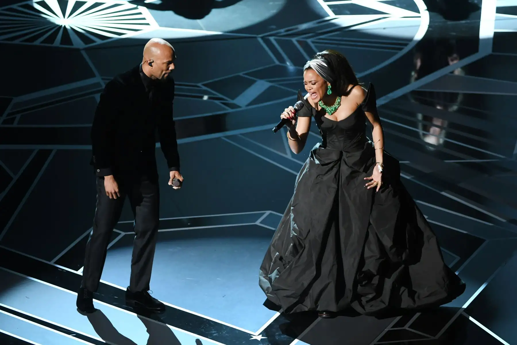 Los músicos Common y Andra Day se presentan en el escenario durante los 90.° Premios Anuales de la Academia. Foto: AFP