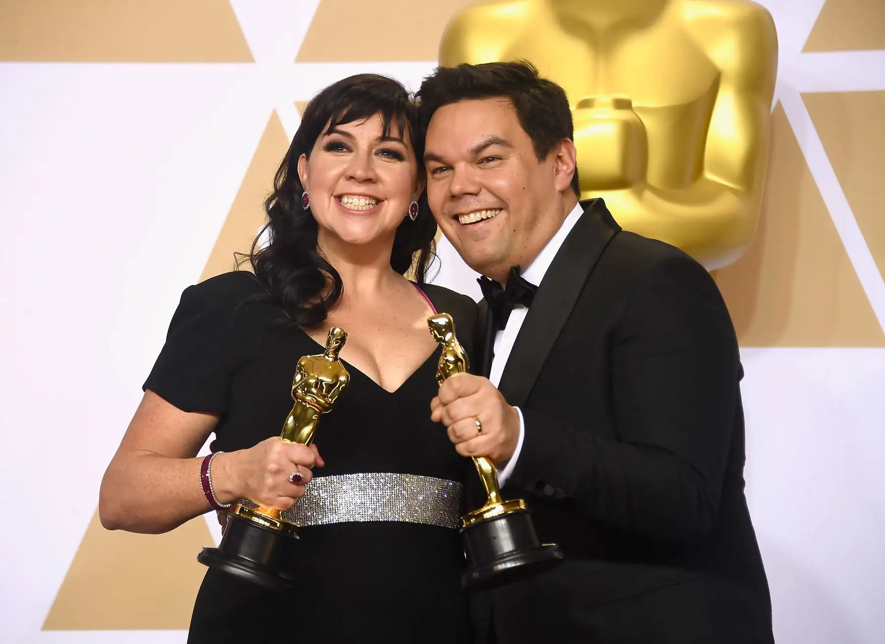 Los compositores Kristen Anderson-Lopez  y Robert Lopez, ganadores del premio a la mejor canción original por "Remember Me" de "Coco". Foto: AFP