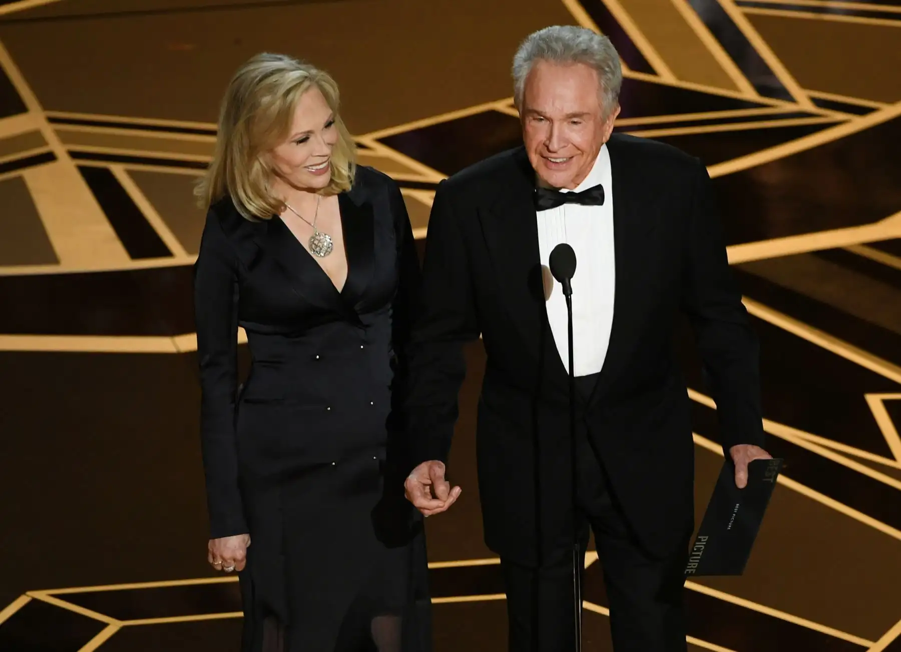 Faye Dunaway  y Warren Beatty presentan al ganador a mejor película. Foto: AFP