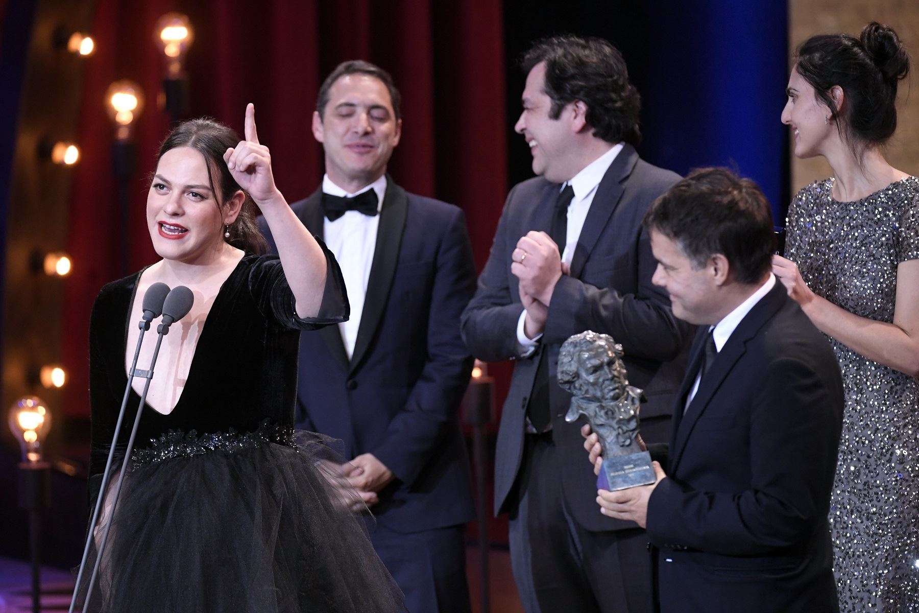 Daniela Vega recibe el premio Oscar como mejor filme latinoamericano. Foto: AFP.