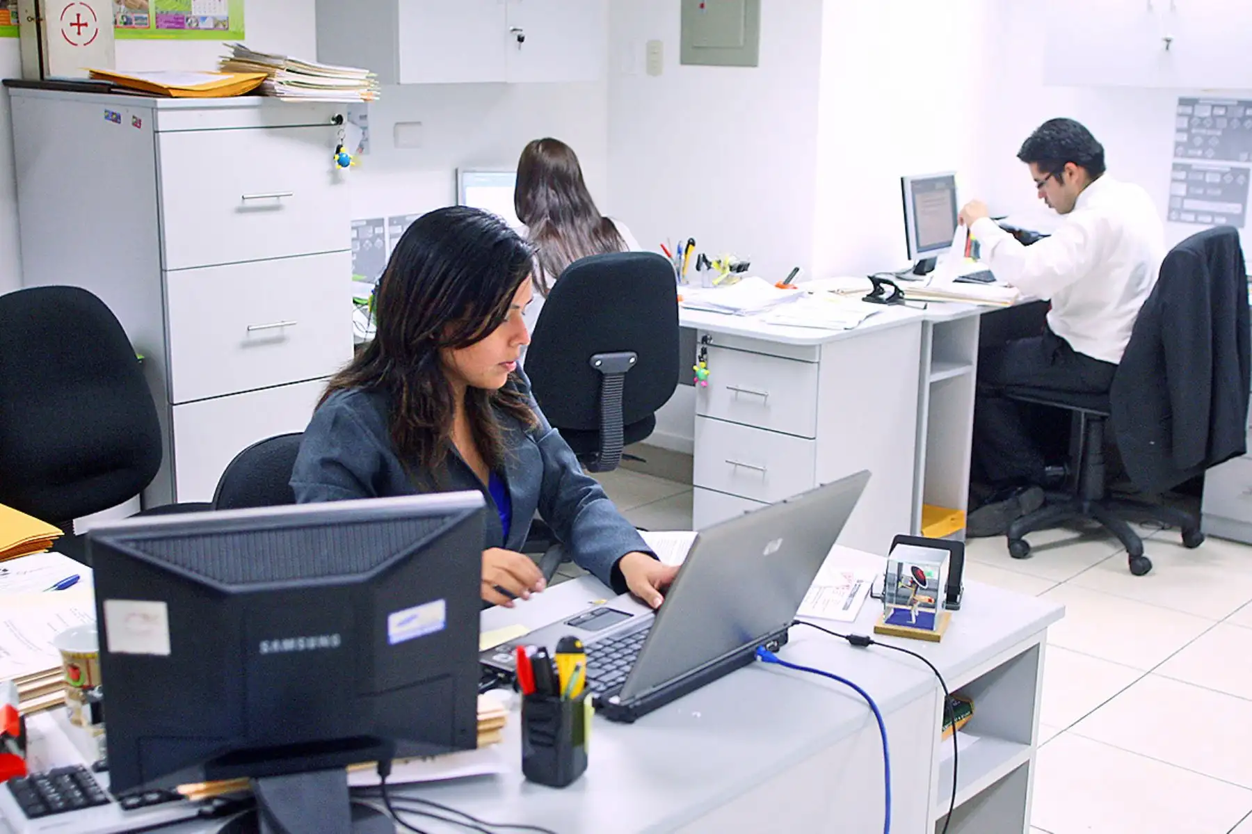 Empleados de oficinas. ANDINA