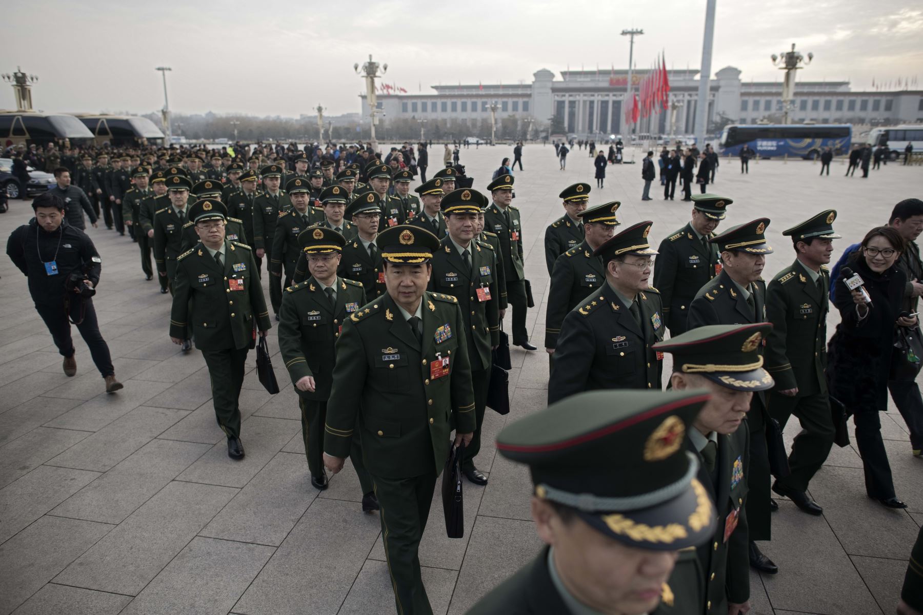 Delegados militares llegan a la sesión inaugural de la Asamblea en el Gran Palacio del Pueblo de Beijing en China. Foto: AFP