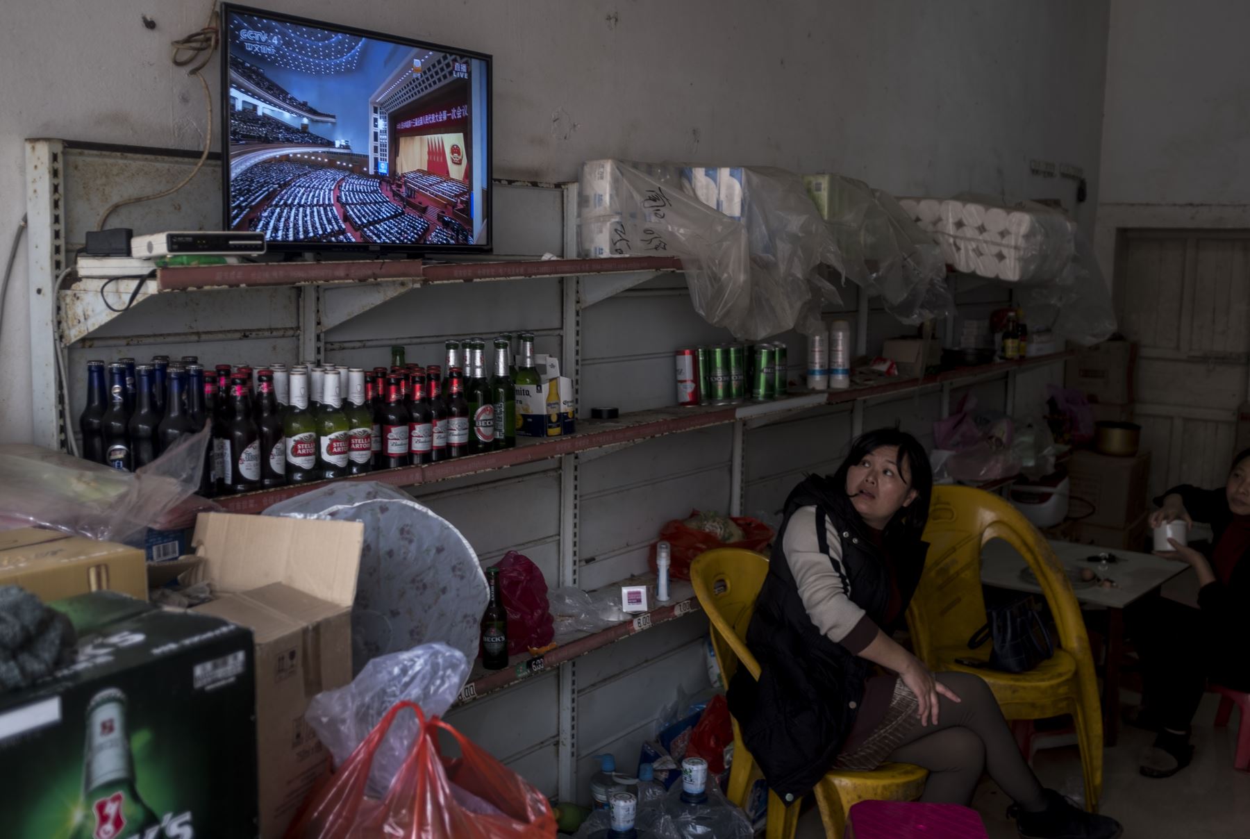 Un televisor en una tienda local muestra la sesión de apertura de la Asamblea Popular Nacional de China. Foto: AFP
