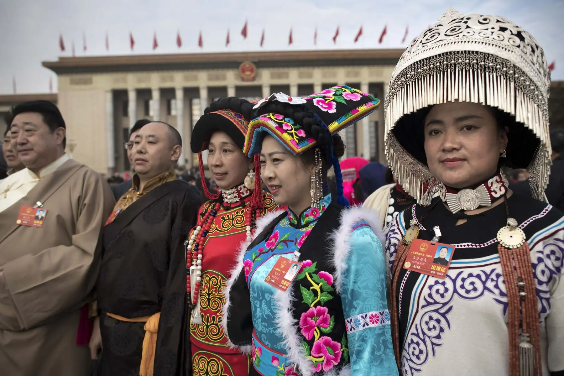 Delegados llegan a la sesión de apertura de la Asamblea Popular  China, en el Gran Palacio del Pueblo de Beijing. Foto: AFP