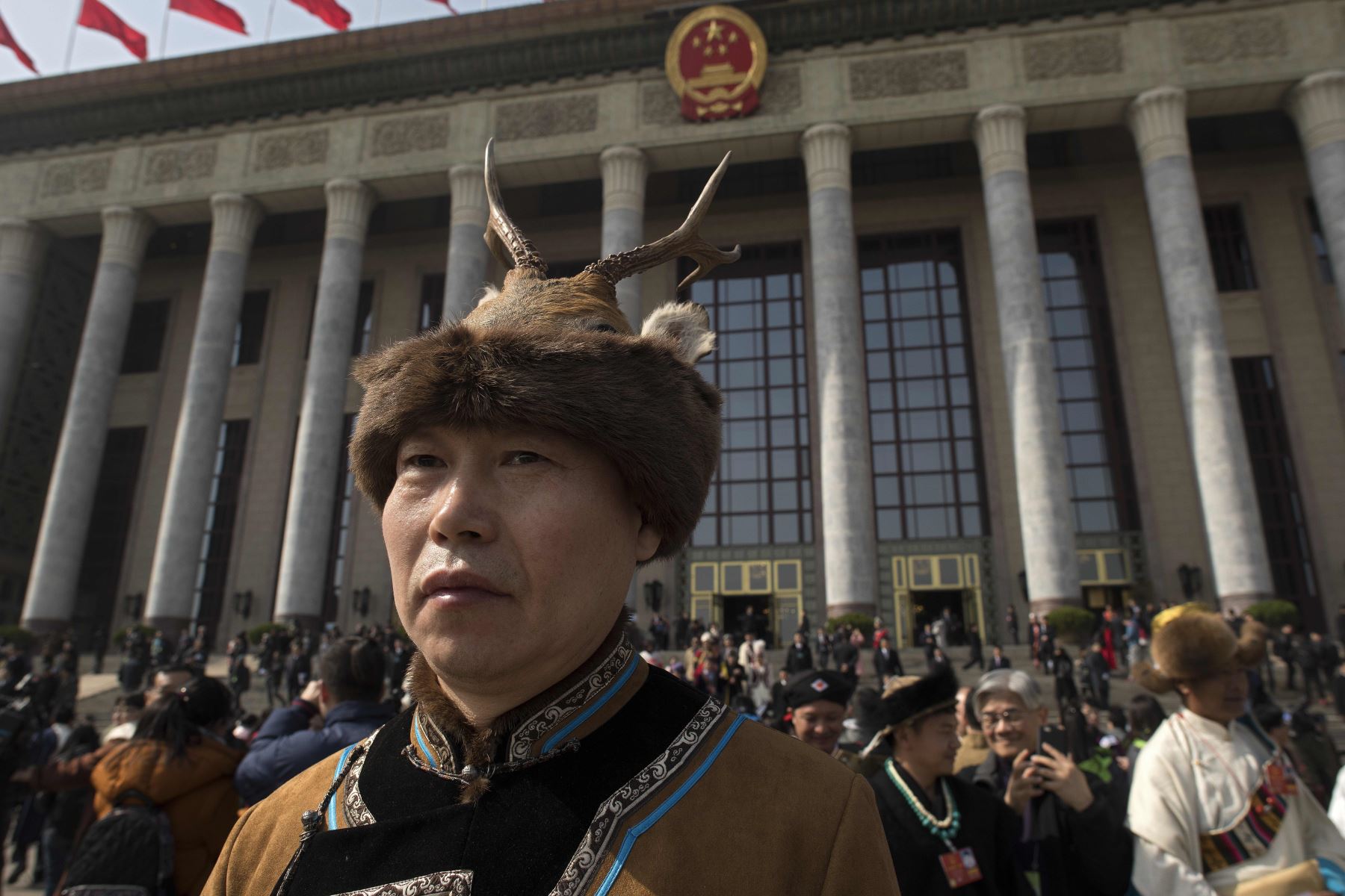 Delegados llegan a la sesión de apertura de la Asamblea Popular  China, en el Gran Palacio del Pueblo de Beijing. Foto: AFP