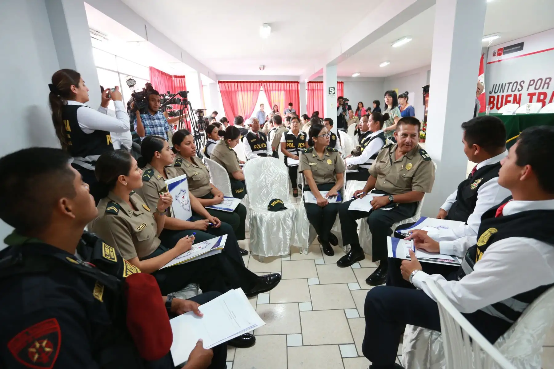 El Ministro del Interior Vicente Romero inaugura el taller “Juntos por el buen trato” con el fin de optimizar las capacidades de los policías y sensibilizarlos para una atención con calidad a los niños, niñas, adolescentes y mujeres en San Juan de Lurigancho. Foto: ANDINA/Norman Córdova