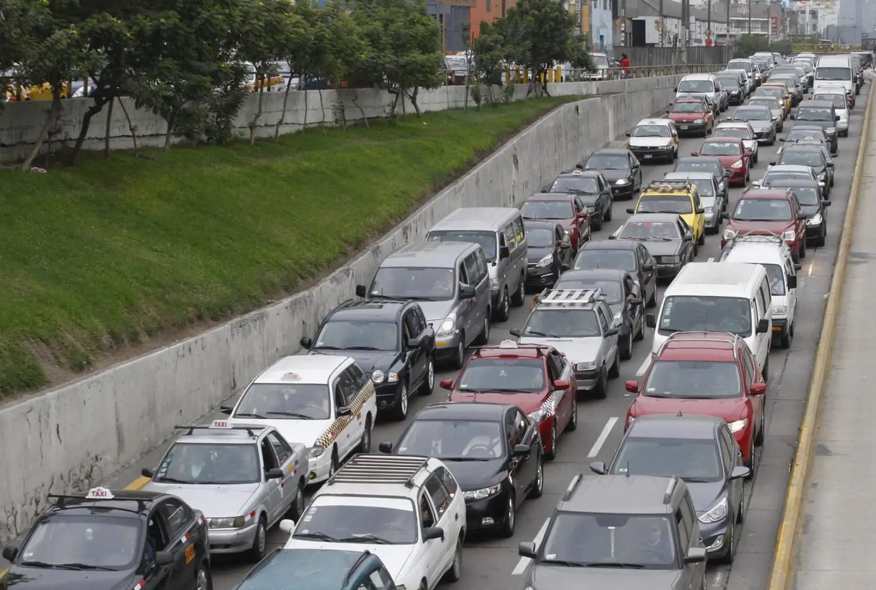 Color: si se modifica buena parte de la pintura original del vehículo, se debe registrar el cambio de características en la Sunarp. No se consideran como parte del color de un vehículo, los stickers de identificación, logotipos de las empresas de transporte y otros similares, así como cualquier otro color distintivo de los mismos, en tanto estos no excedan del 20% del área total del vehículo. Foto: ANDINA/Eddy Ramos