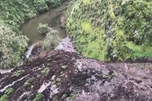 DDeslizamiento de tierra generó un dique que podría causar un desembalse.