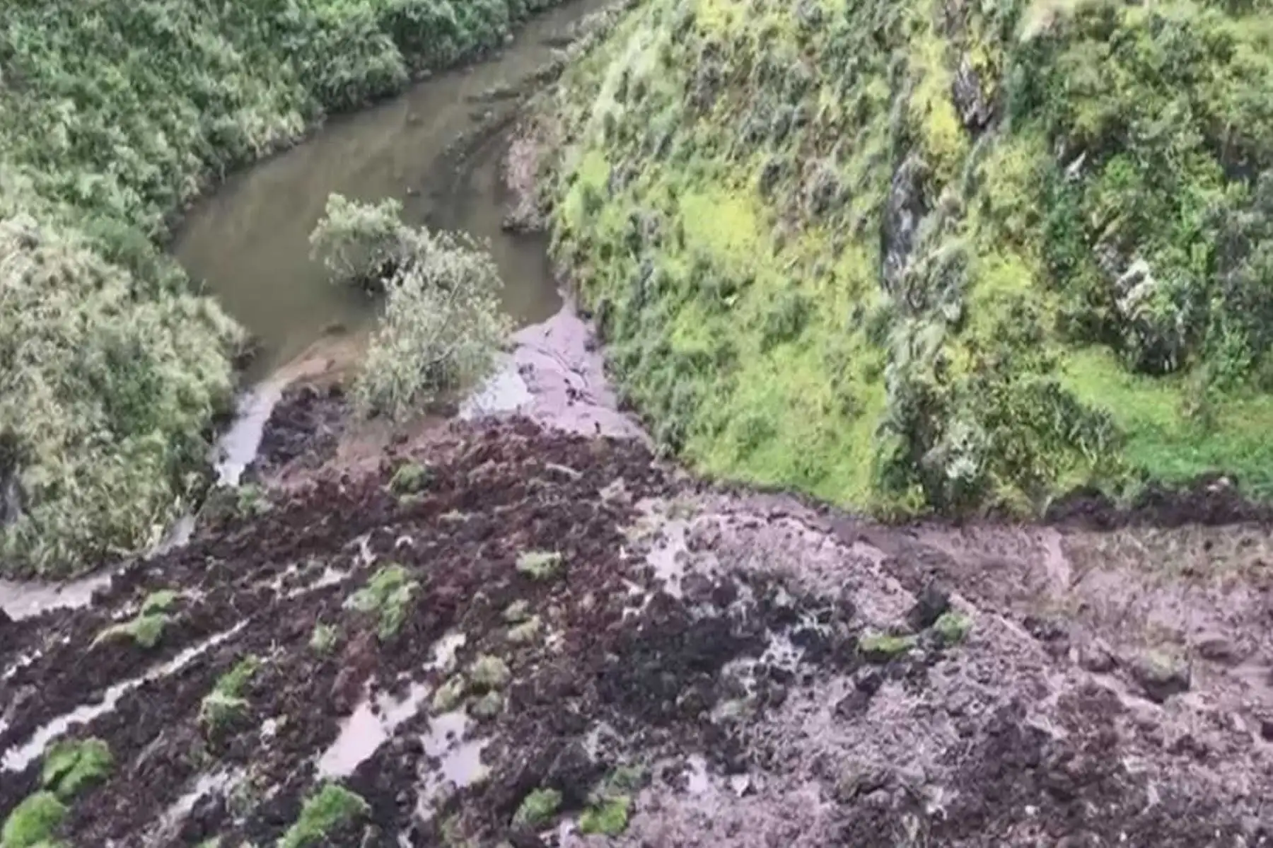 DDeslizamiento de tierra generó un dique que podría causar un desembalse.