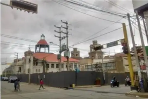 Construcción se encuentra en el centro cívico de la ciudad.
