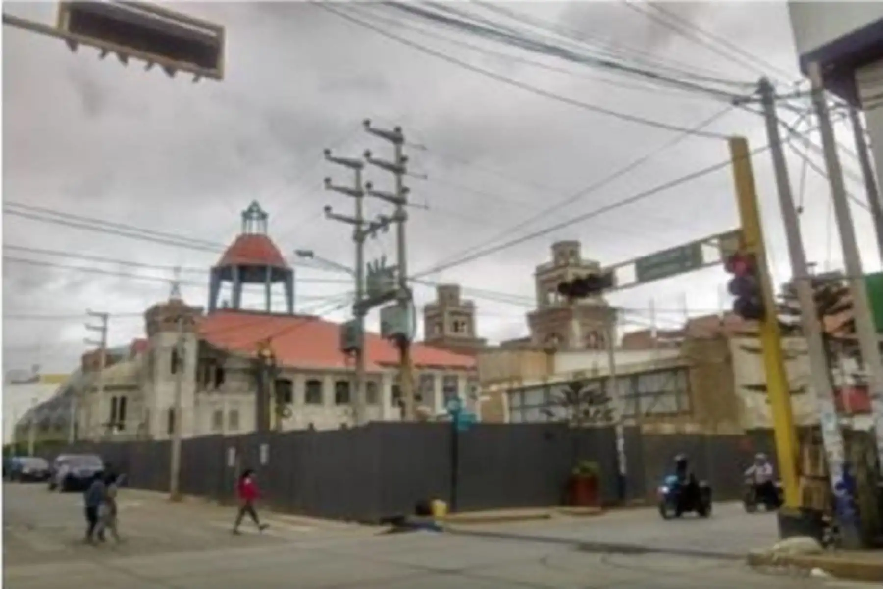 Construcción se encuentra en el centro cívico de la ciudad.