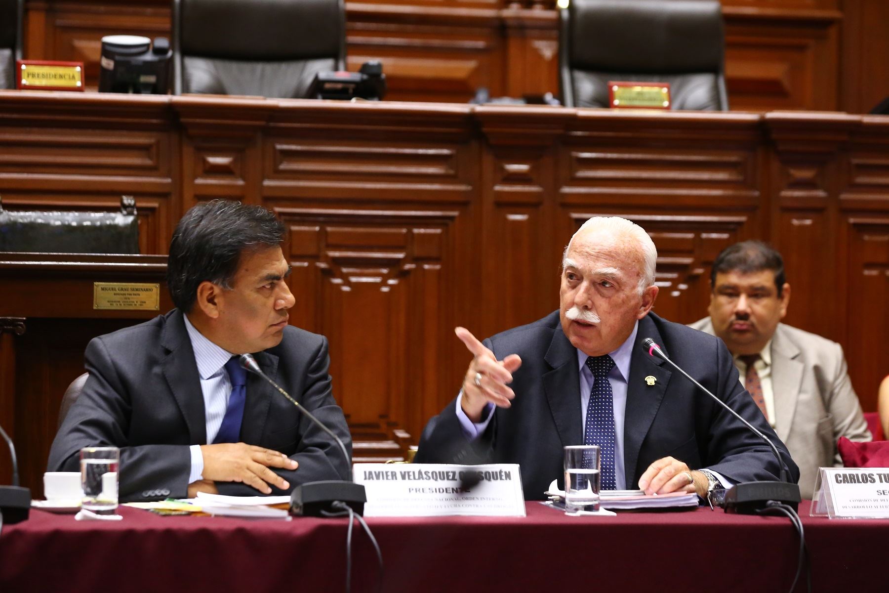 Javier Velásquez Quesquén y Carlos Tubino son miembros de la Comisión de Defensa.