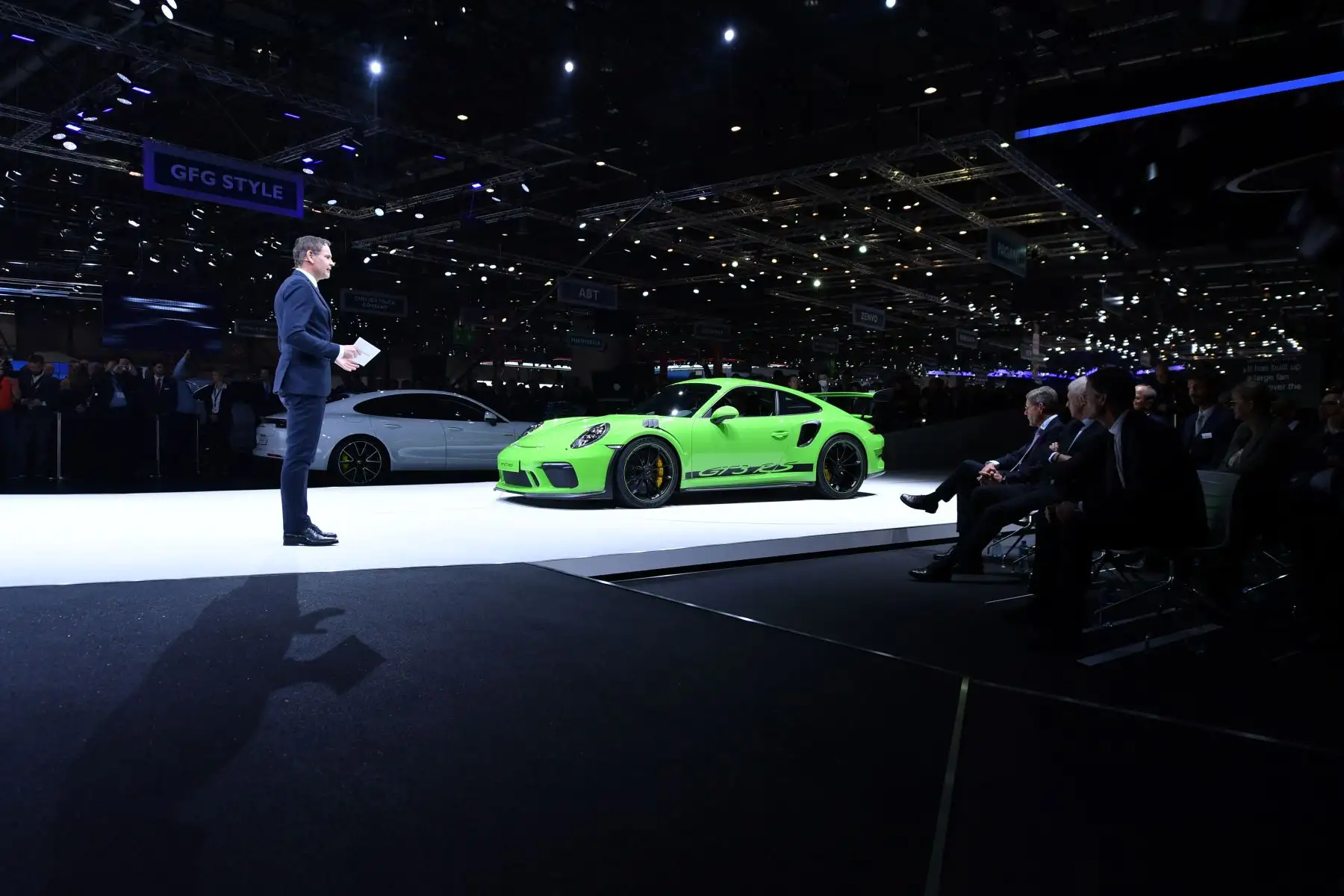 El nuevo Porsche 911 GT3 RS se exhibe en el stand del fabricante de automóviles del Salón Internacional del Automóvil de Ginebra. Foto: AFP