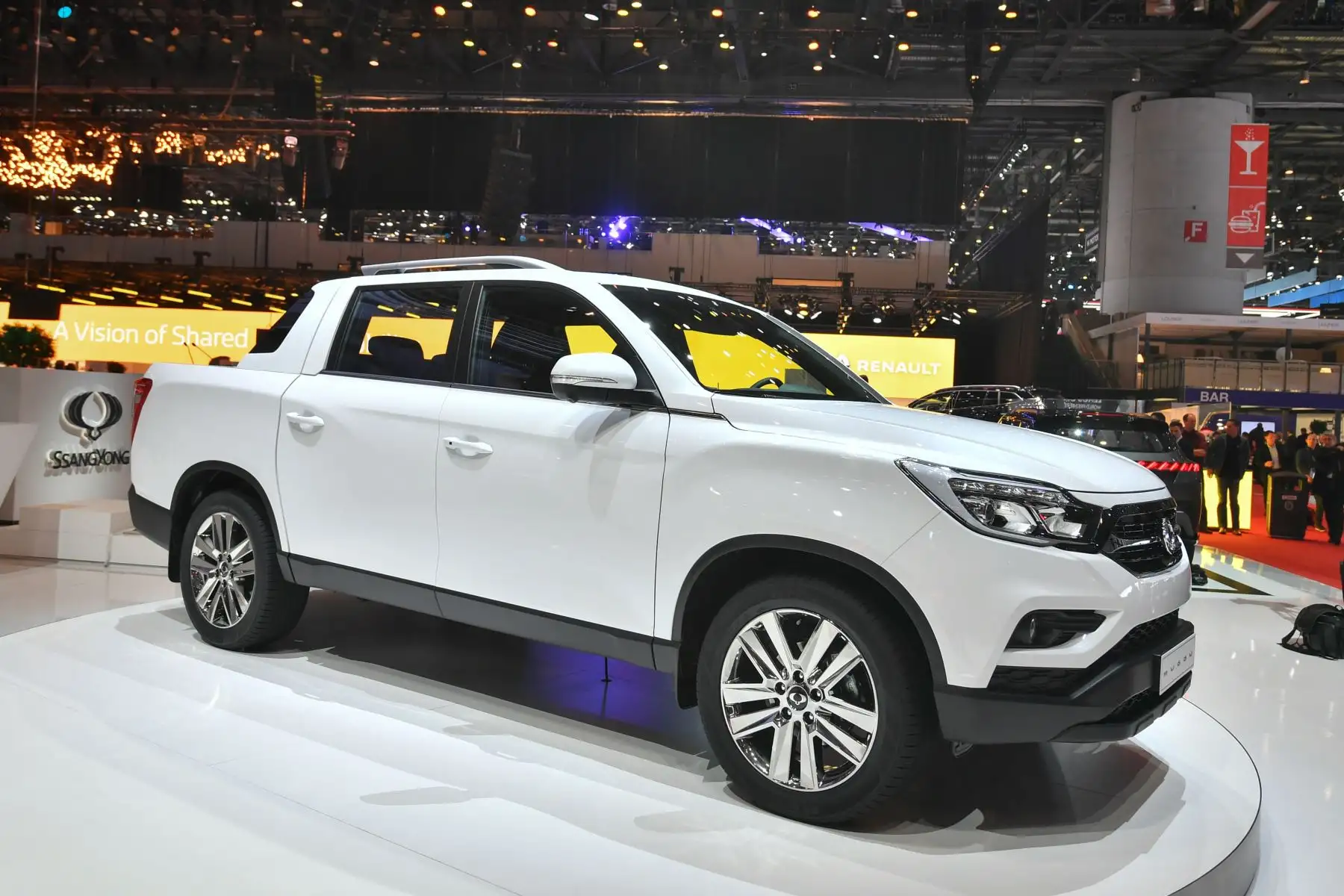 Nuevo modelo de coche Ssangyong Musso se exhibe en el Salón Internacional del Automóvil de Ginebra. Foto: AFP