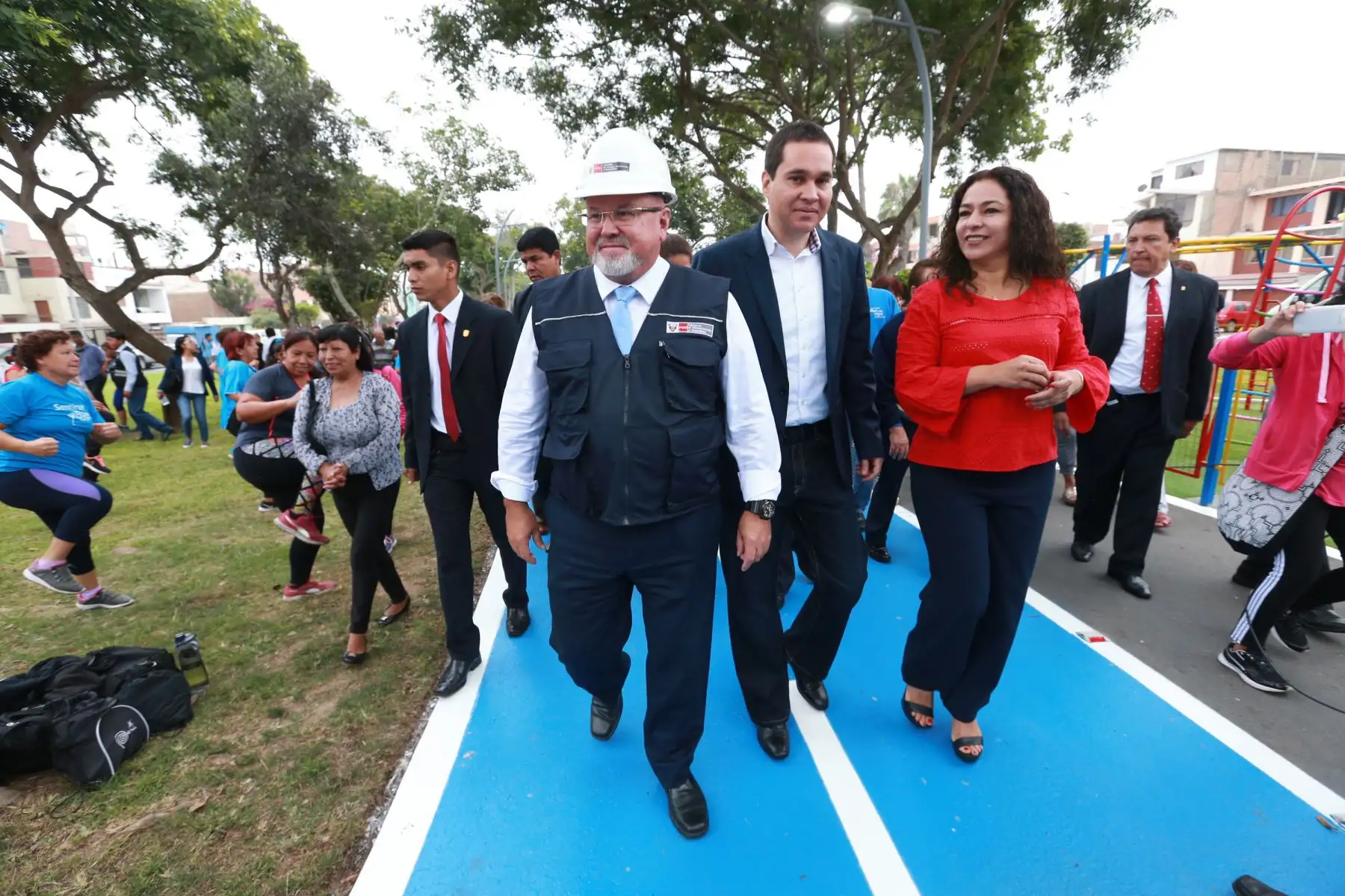El ministro de Vivienda, Carlos Bruce, inaugura el nuevo bulevar Precursores, en el distrito de San Miguel, que beneficiará a más de 28,000 vecinos. Foto: ANDINA/Norman Córdova