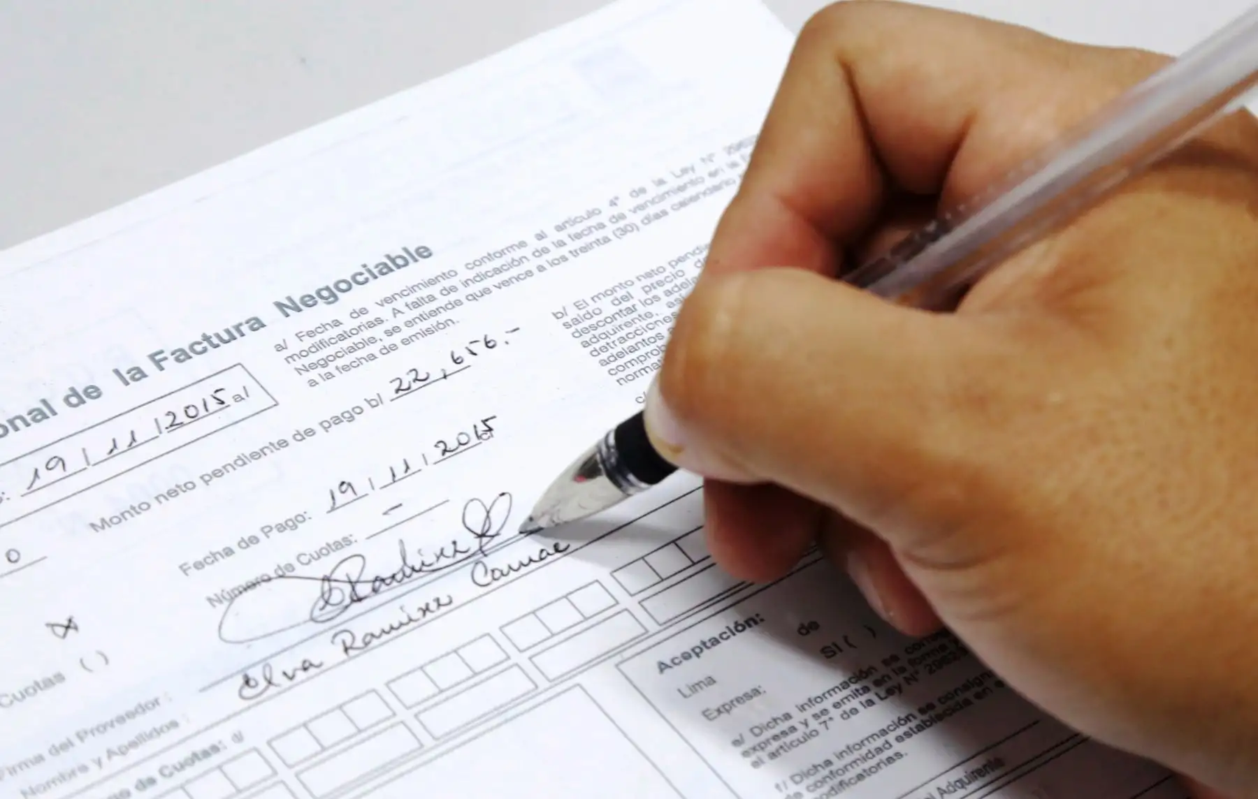Acceso a productos financieros: permite el acercamiento a herramientas de financiamiento como el factoring, usando la factura negociable, que brinda liquidez y capital de trabajo. Foto: ANDINA/Difusión