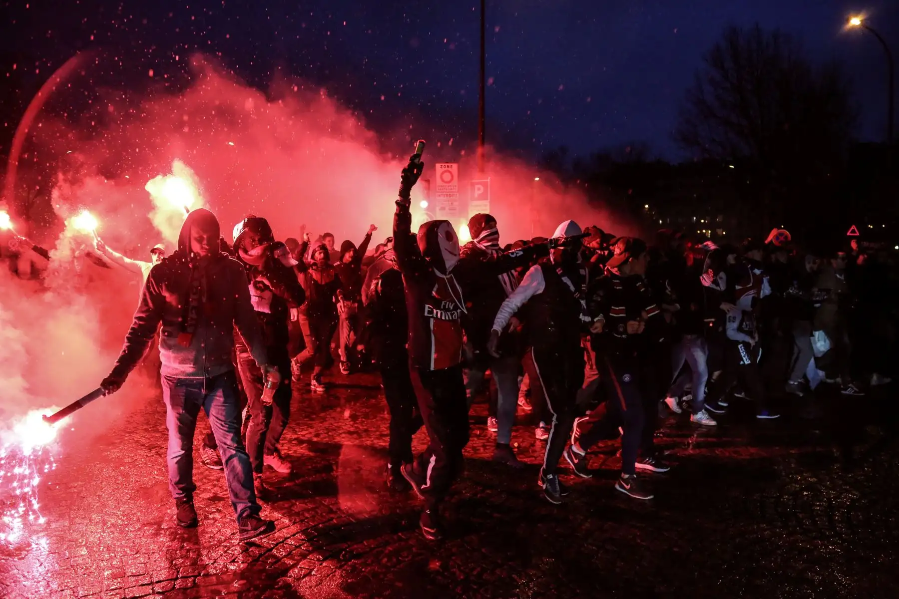 Hinchas del Paris Saint-Germain queman bengalas fuera del estadio Parque de los príncipes en París. Foto: AFP