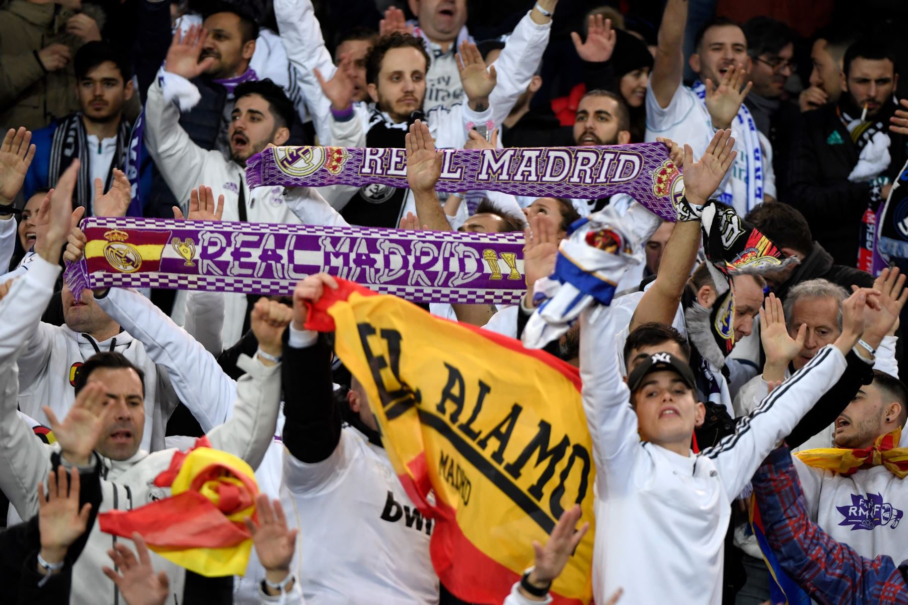 Seguidores del Real Madrid antes del partido de fútbol de la ronda de octavos de final de la UEFA. Foto: AFP