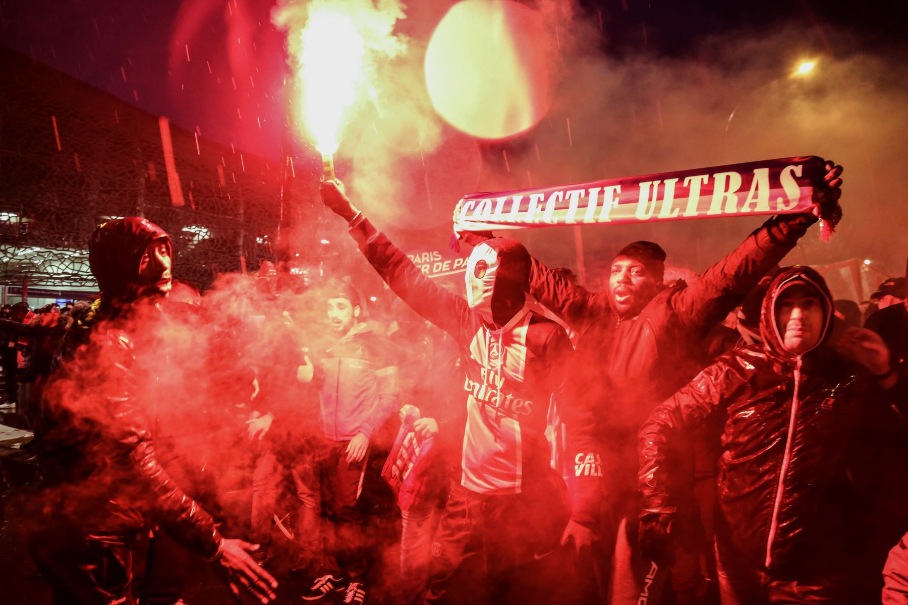 Hinchas del Paris Saint-Germain queman bengalas fuera del estadio Parque de los príncipes en París. Foto: AFP