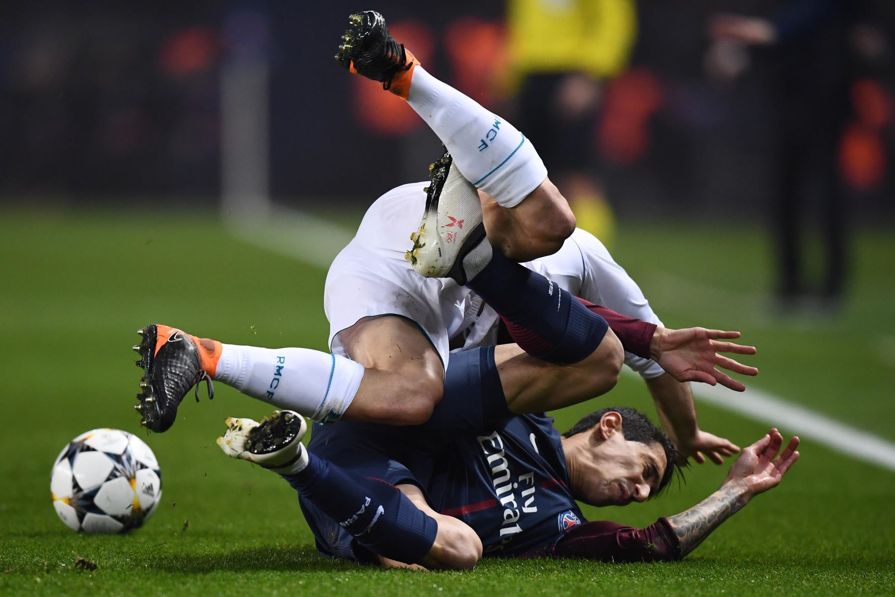 El defensa español del Real Madrid Dani Carvajal cae sobre el delantero argentino del Paris Saint-Germain Angel Di Maria. Foto: AFP