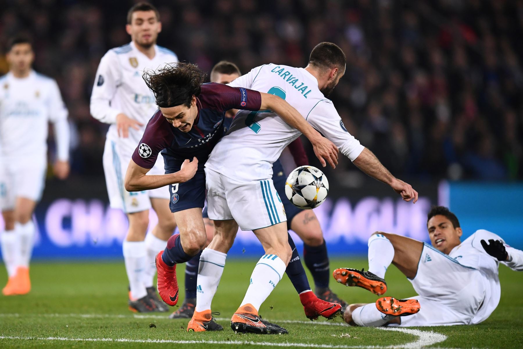 El delantero uruguayo del Paris Saint-Germain Edinson Cavani disputa el balón con el defensa español del Real Madrid Dani Carvajal. Foto: AFP