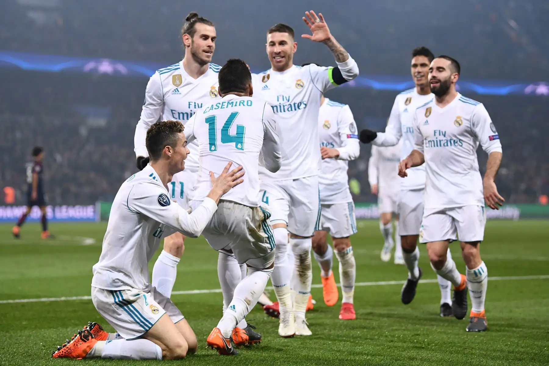 Real Madrid celebra el triunfo de  2 a 1 al  Paris Saint-Germain , en la ronda de octavos de final de la UEFA Champions League.Foto:AFP
