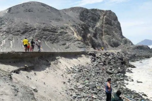 Dos pescadores heridos y un desparecido dejó el naufragio de una pequeña embarcación pesquera en las aguas del balenario de Besique, en el distrito de Samanco, provincia ancashina del mismo nombre , debido a los fuertes oleajes.