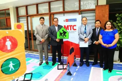 Con el objetivo de promover la cultura de seguridad vial entre escolares, el Ministerio de Transportes y Comunicaciones (MTC) entregó, a través del Consejo Nacional de Seguridad Vial, circuitos viales para la enseñanza de las normas de tránsito a los alcaldes de Chancay (Lima) y Huaylas (Áncash), Juan Álvarez Andrade y Renson Martínez Canchumani, respectivamente.