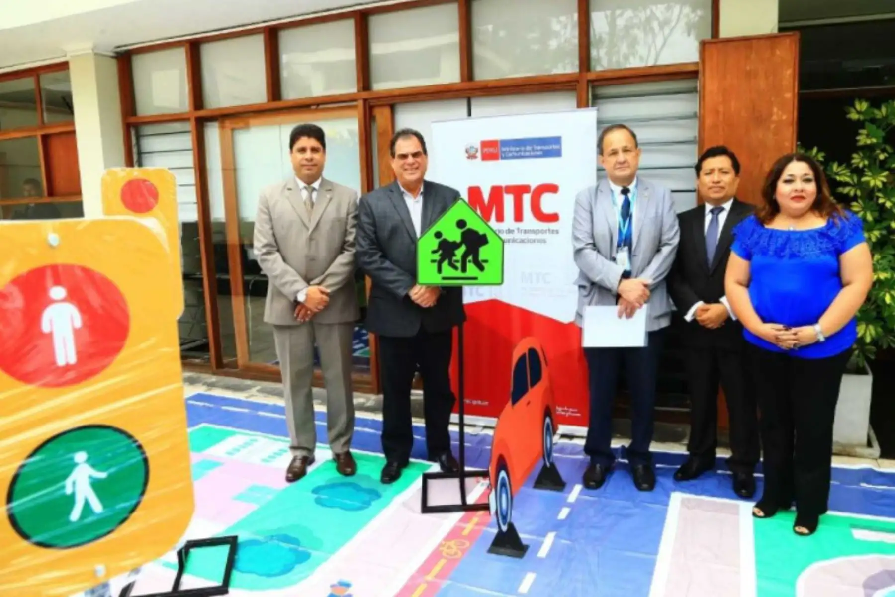 Con el objetivo de promover la cultura de seguridad vial entre escolares, el Ministerio de Transportes y Comunicaciones (MTC) entregó, a través del Consejo Nacional de Seguridad Vial, circuitos viales para la enseñanza de las normas de tránsito a los alcaldes de Chancay (Lima) y Huaylas (Áncash), Juan Álvarez Andrade y Renson Martínez Canchumani, respectivamente.