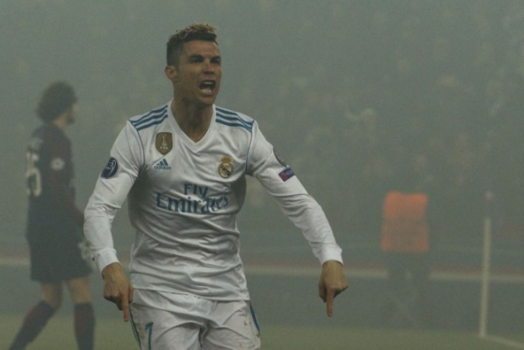 Cristiano Ronaldo celebra uno de los goles que lleva a l Real Madrid a los cuartos de final de la Liga de Campeones