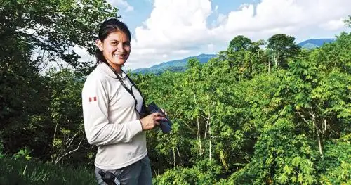 Celsa Ortiz Rigle, es guardaparque de la Reserva Natural Yanesha ubicada en Pasco desde el 2010.