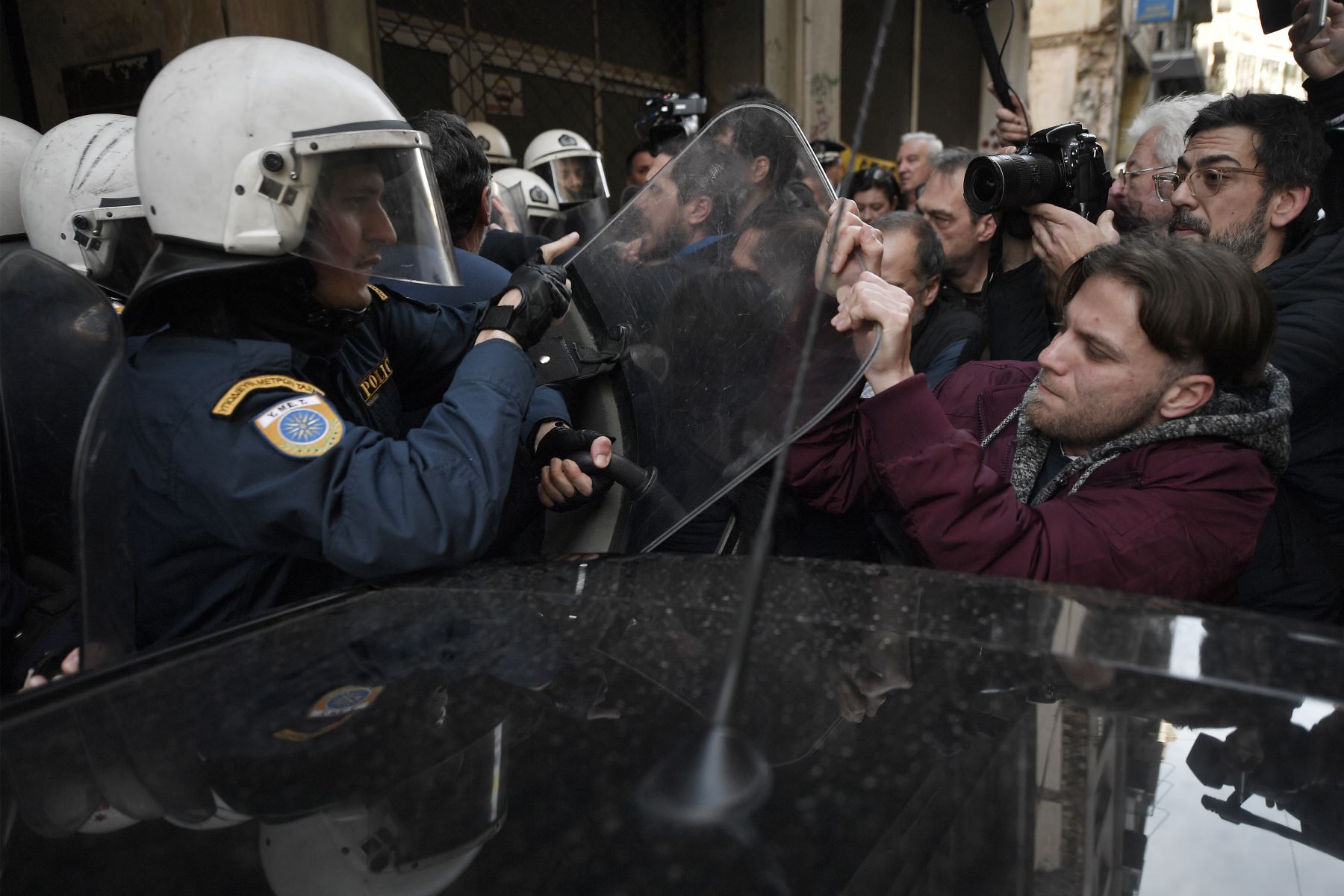 Manifestantes intentan detener una subasta de bienes en la entrada de una notaria en Atenas.Foto: AFP