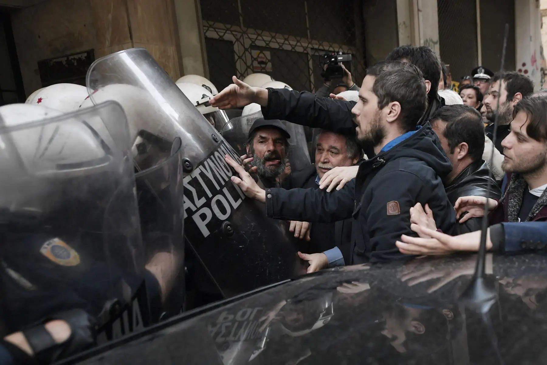 Manifestantes intentan detener una subasta de bienes en la entrada de una notaria en Atenas.Foto: AFP