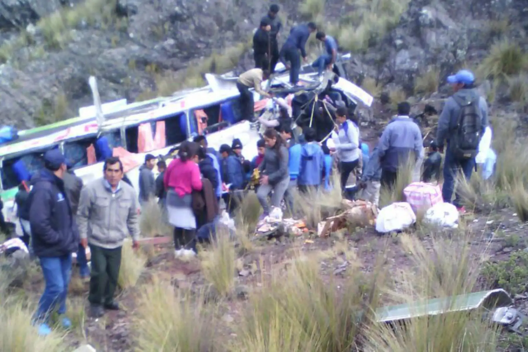 Caída de bus deja 7 muertos en la ruta Nasca-Puquio. Foto: Facebook/Puquio en Videos