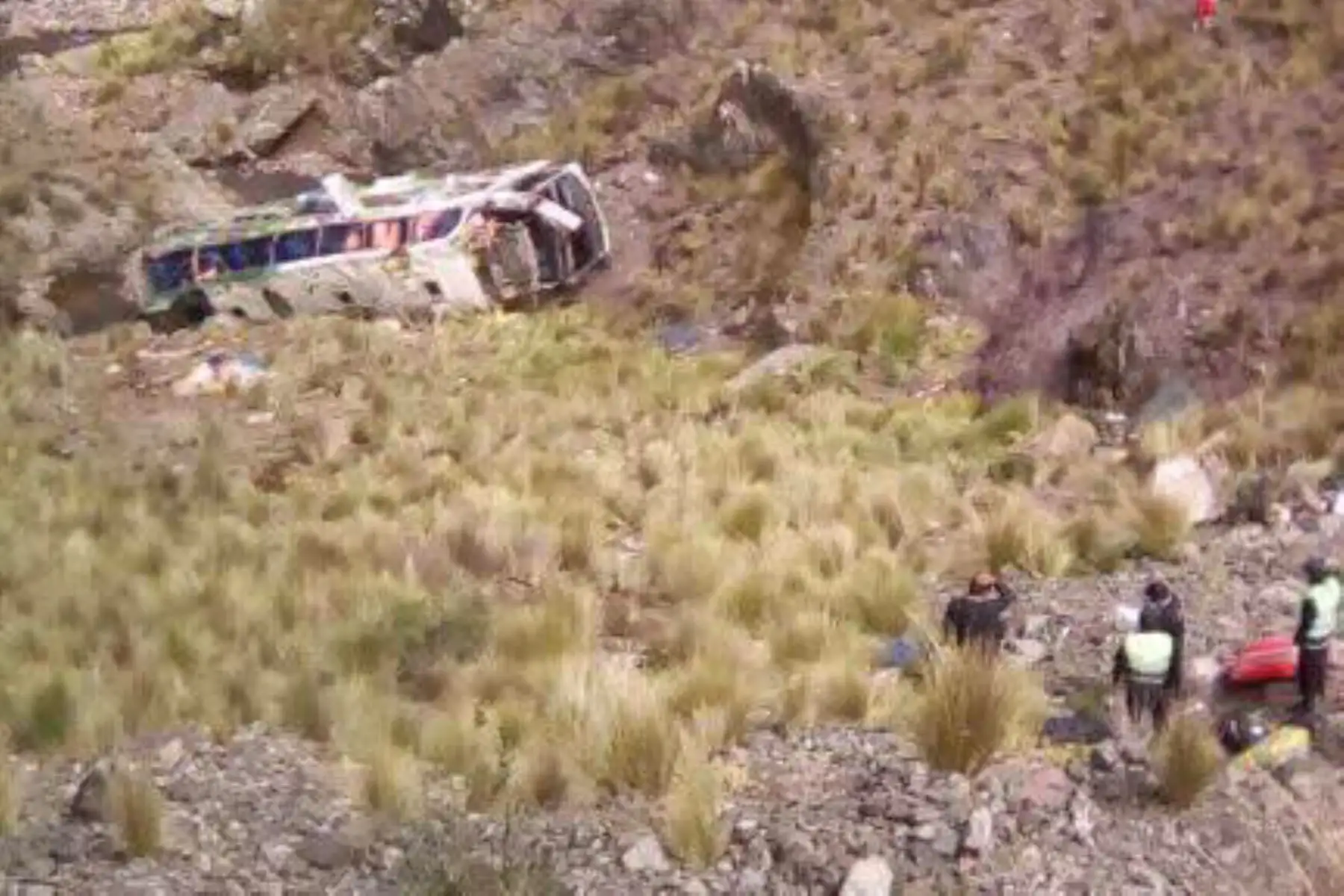 Caída de bus deja 7 muertos en la ruta Nasca-Puquio. Foto: Facebook/Puquio en Videos