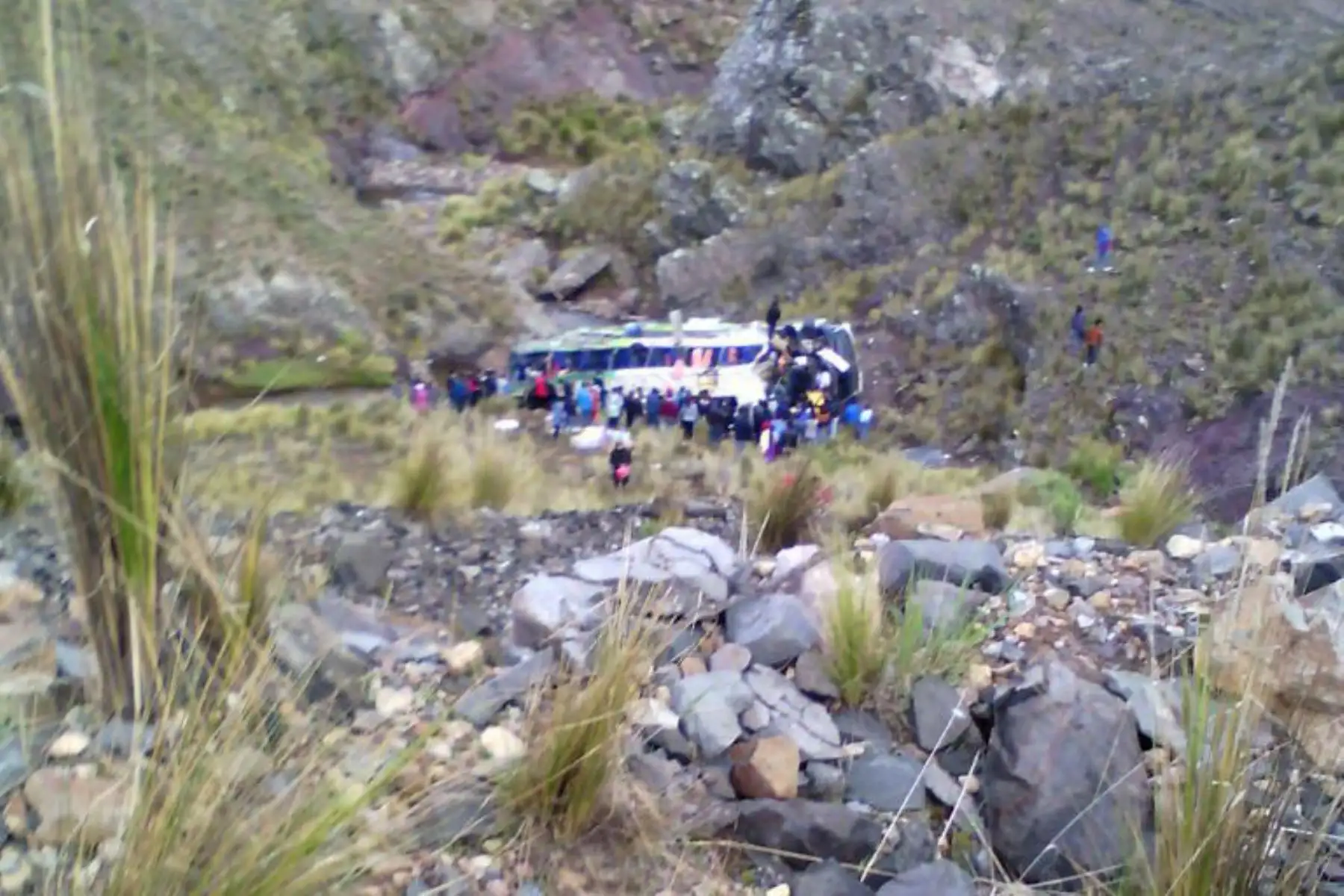 Caída de bus deja 7 muertos en la ruta Nasca-Puquio. Foto: Facebook/Puquio en Videos