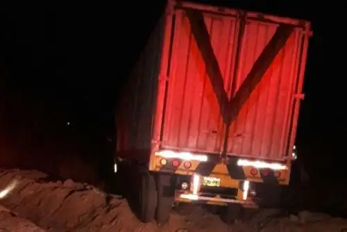 Personal del Departamento de Protección de Carreteras de la Policía en Chancay frustró un asalto a un camión que circulaba por el kilómetro 91 de la carretera Panamericana Norte. En esta intervención los agentes del orden capturaron a uno de los delincuentes y recuperaron todo lo robado.