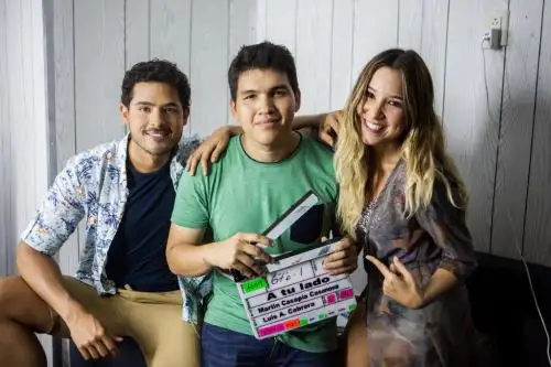 Protagonistas y director de "A tu lado".