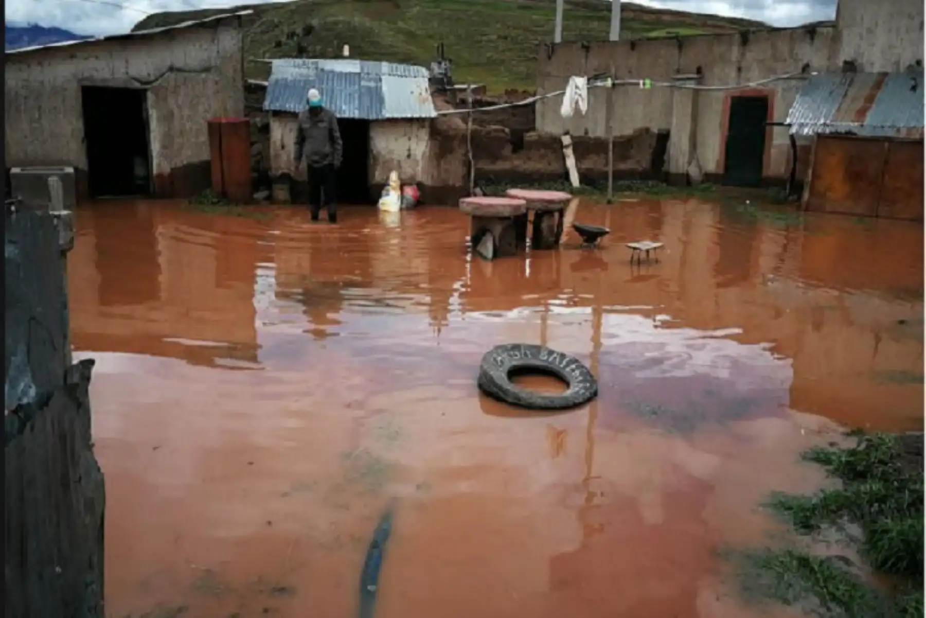 Rústicas viviendas están a punto de colapsar por las inundaciones de los ríos.