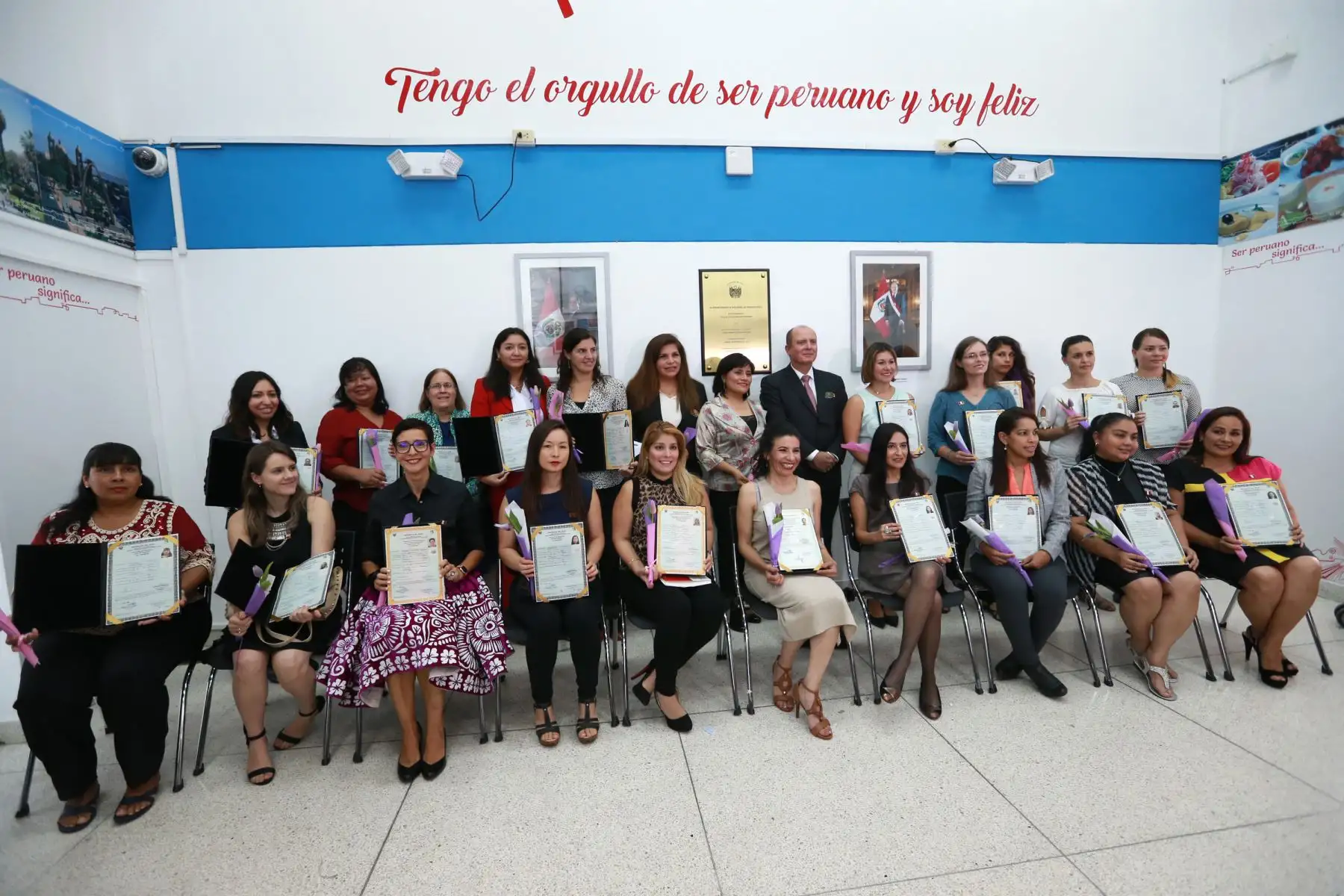 20 ciudadanas nacidas en el extranjero reciben el Título de Nacionalidad Peruana. Foto: ANDINA/Norman Córdova