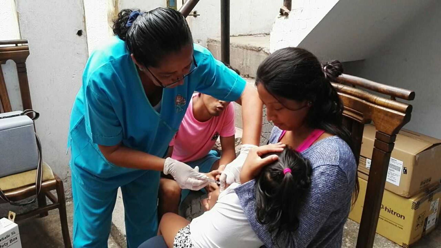 Brigadas de vacunación en Callao y Puno cumplen plan de inmunizaciones contra sarampión.