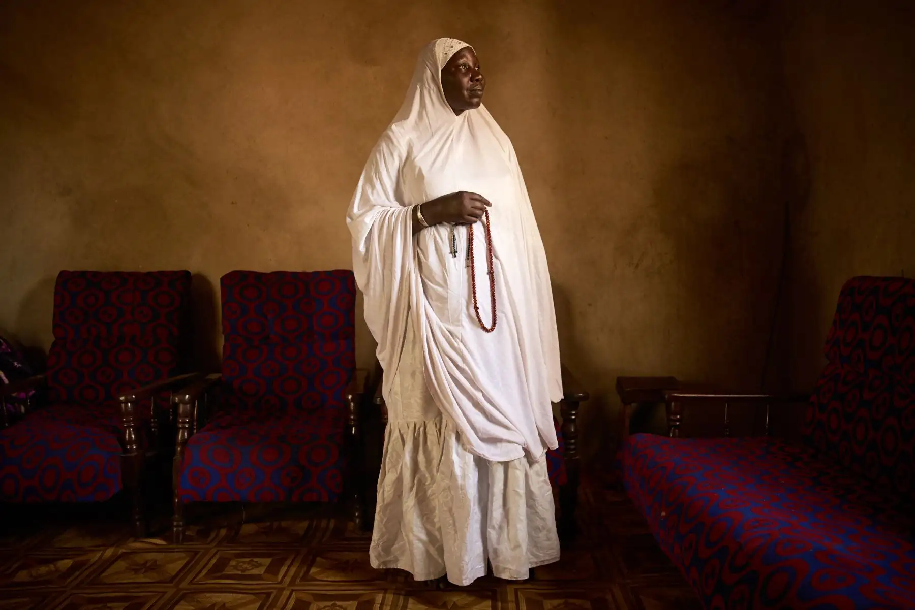 Houssa Nientao, de 64 años, una de las pocas marabouts femeninas en Bamako. Foto: AFP