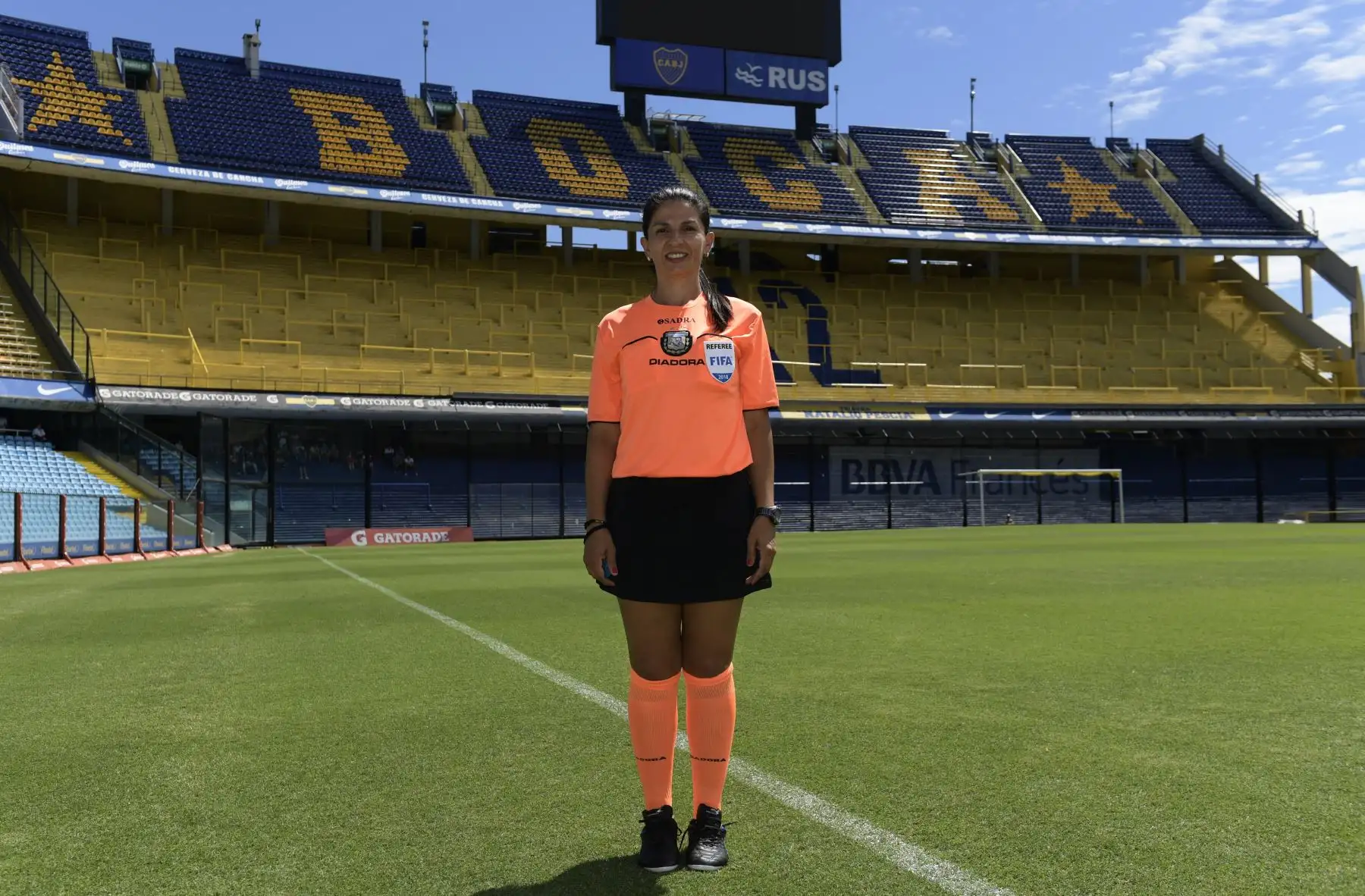 La árbitro argentina Estela Álvarez de Olivera, quien cumplirá 40 años el 2 de marzo, posa en el estadio del equipo de fútbol Boca Juniors "La Bombonera", en Buenos Aires. Foto: AFP