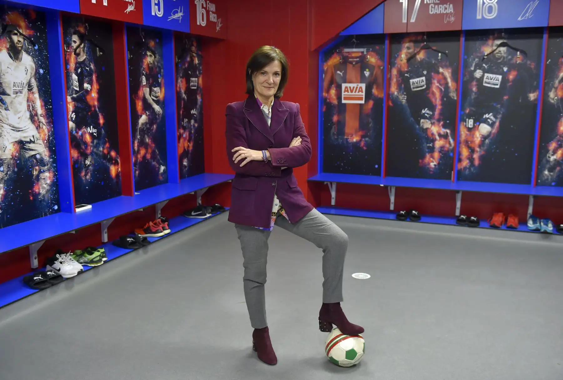 Amaia Gorostiza, 51, mujer de negocios y presidenta del club de fútbol SD Eibar posa para una foto en el vestuario del estadio Ipurua en Eibar. Foto: AFP