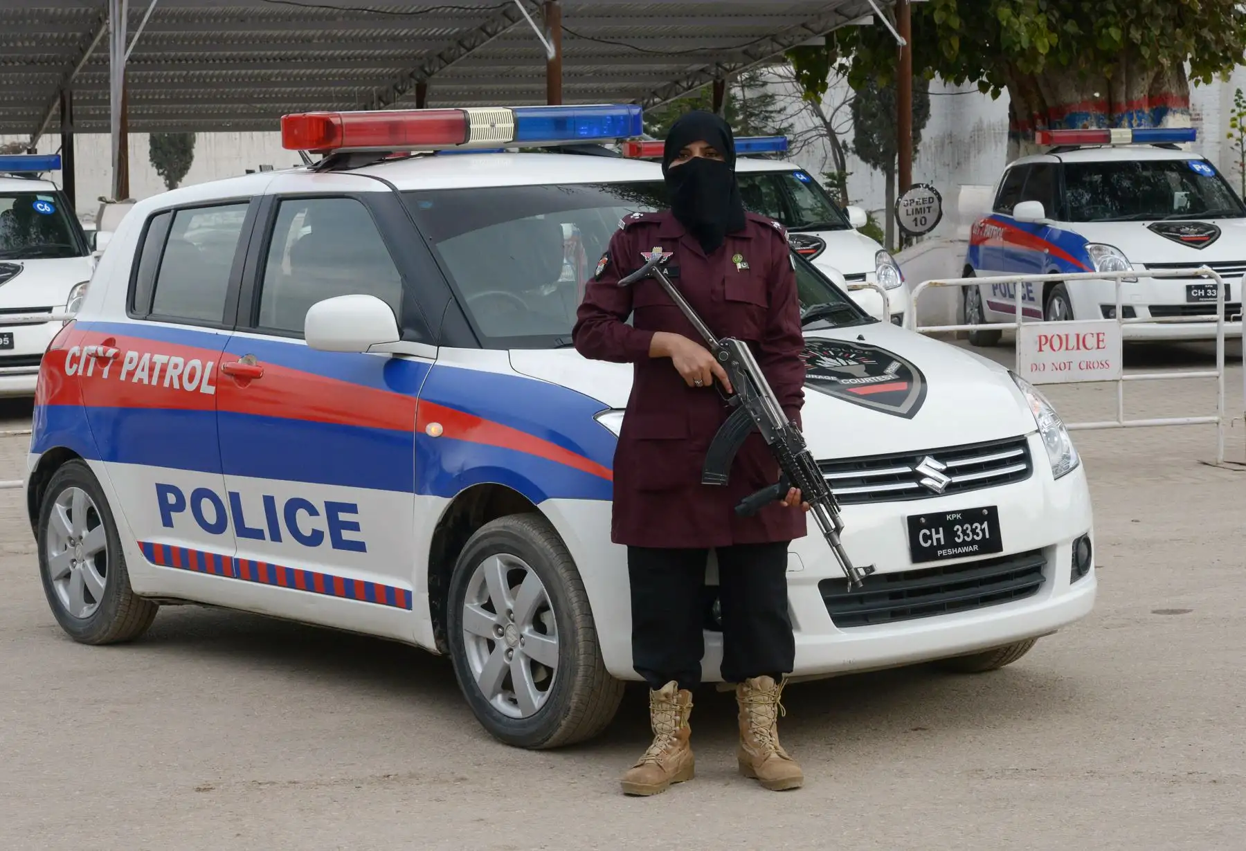 Zahida, una subcomisaria de asistencia policial femenina de Pakistán (ASI), posa para una fotografía en una academia de policía en Peshawar. Foto: AFP