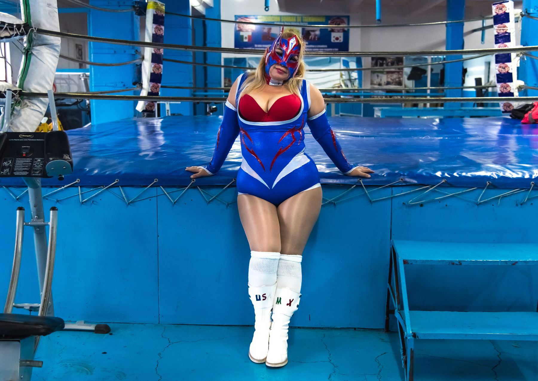 La luchadora profesional Cristal posa para una fotografía en su lugar de entrenamiento en la ciudad de México. Foto: AFP