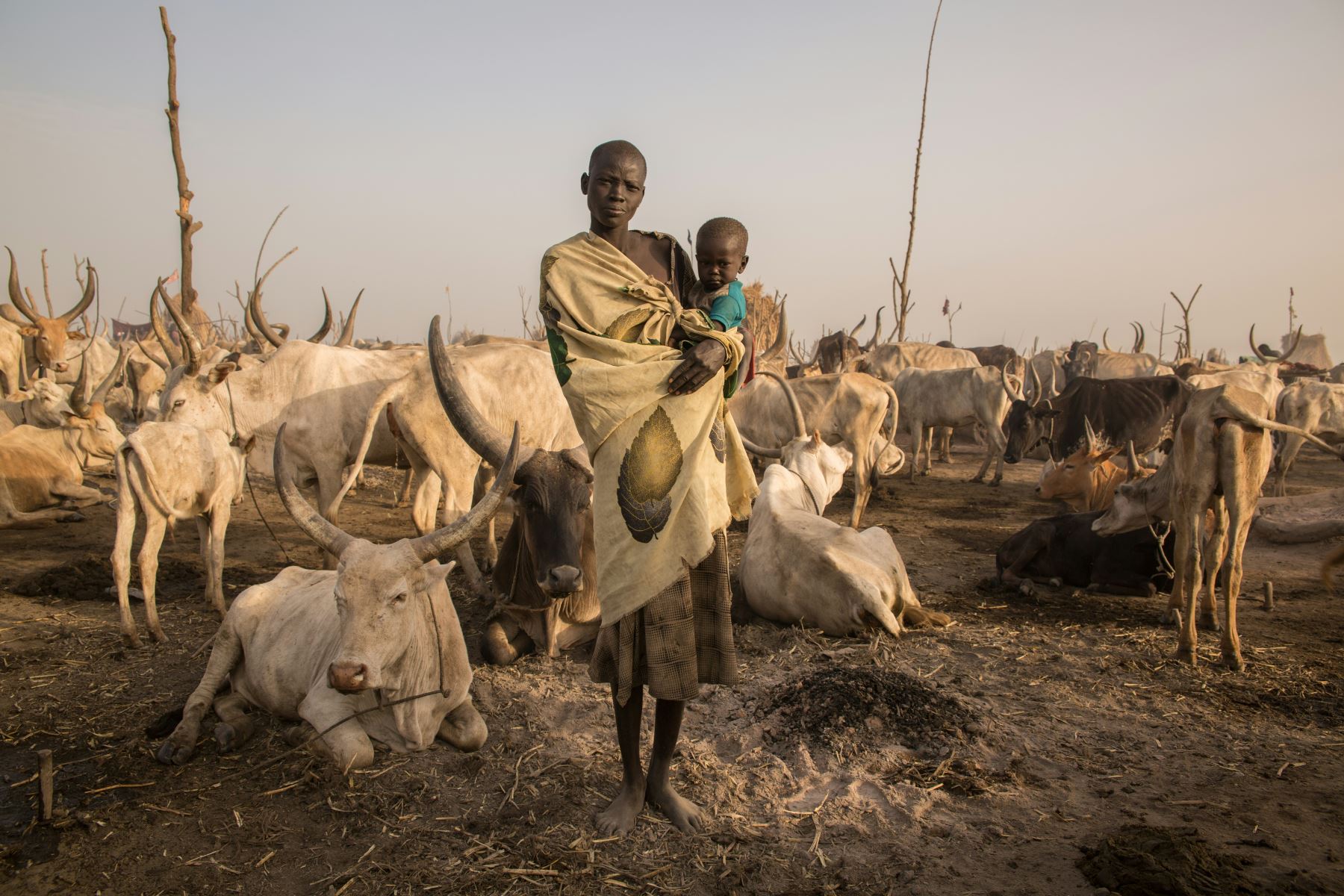 La pastora sudanesa Mary Amer, de 22 años, posa con su hijo en un campamento en Mingkaman, Sudán del Sur. Foto: AFP